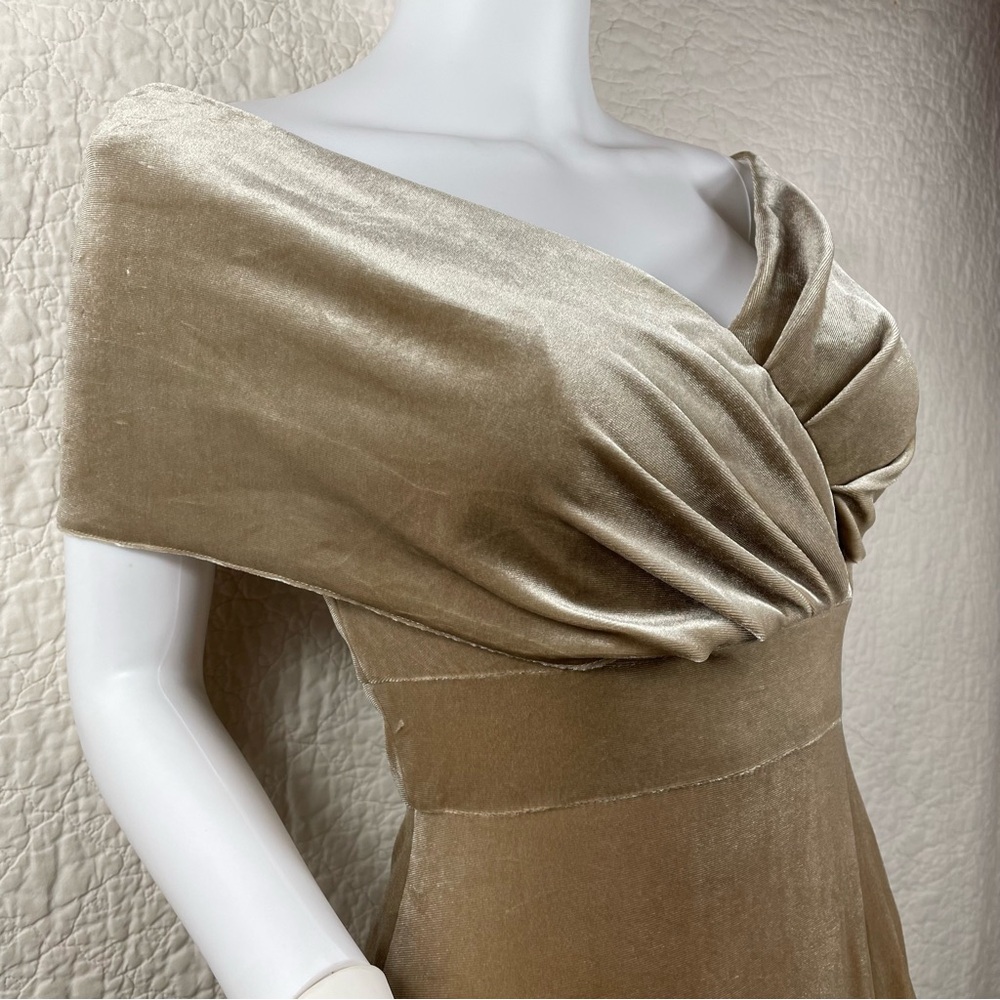 š„B2 Jasmine Off The Shoulder Luxe Velvet Fit & Flare Maxi Gown Women Size 2 - Picture 3 of 16